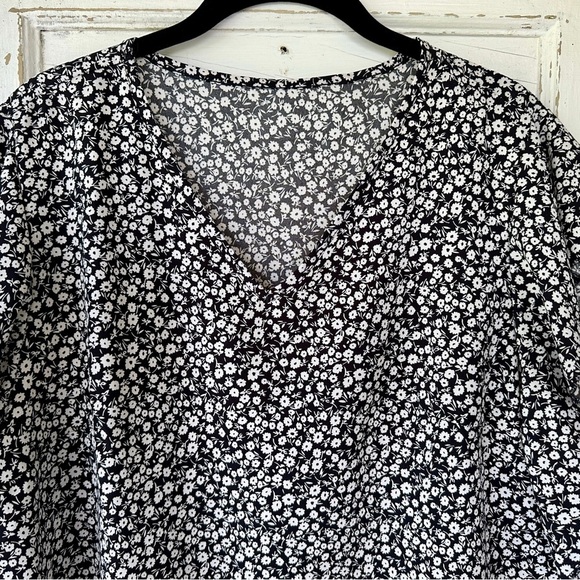 NO BRAND, NWOT, WOMENS BLACK & WHITE PRINT TOP. V-NECK, FLUTTER SLEEVES.SIZE XL - Picture 3 of 7